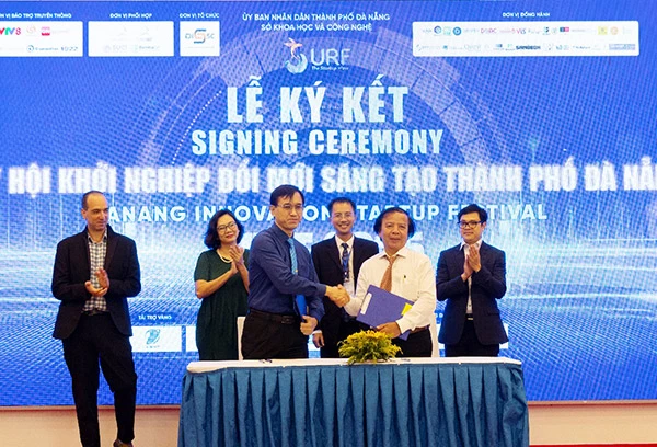 Phó Giám đốc Sở KH&CN Đà Nẵng Phạm Ngọc Sinh (áo trắng) và Phó Giám đốc Cảng HKQT Đà Nẵng Lê Hoài Nam đại diện hai đơn vị ký kết hợp tác. Phó Giám đốc Sở KH&CN Đà Nẵng Phạm Ngọc Sinh (áo trắng) và Phó Giám đốc Cảng HKQT Đà Nẵng Lê Hoài Nam đại diện hai đơn vị ký kết hợp tác.