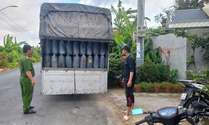 K&#x1ECB;p th&#x1EDD;i ng&#x103;n ch&#x1EB7;n h&#x1A1;n 13 t&#x1EA5;n d&#x1EA7;u &#x103;n qua s&#x1EED; d&#x1EE5;ng tu&#x1ED3;n ra th&#x1ECB; tr&#x1B0;&#x1EDD;ng