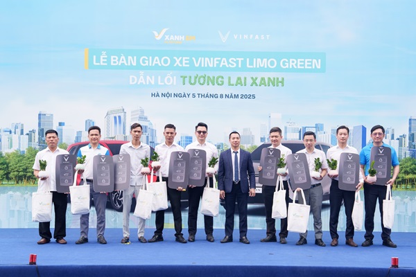 VinFast bàn giao lô xe Limo Green đầu tiên cho khách hàng