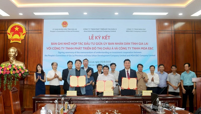 Đại diện Sở Tài chính (giữa), Công ty TNHH Phát triển Đô thị Châu Á (bên trái) và Công ty TNHH MDA E&C (bên phải) ký kết Biên bản ghi nhớ hợp tác đầu tư.