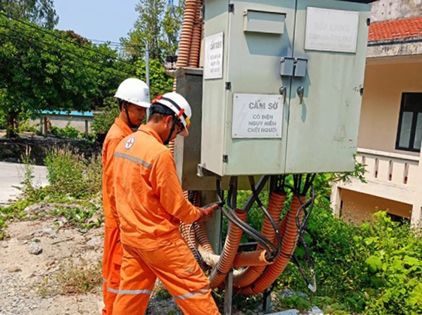 Nhân viên Điện lực Đà Nẵng thường xuyên rà soát hệ thống điện, phát hiện sớm và xử lý kịp thời các nguy cơ tiềm ẩn. Nhân viên Điện lực Đà Nẵng thường xuyên rà soát hệ thống điện, phát hiện sớm và xử lý kịp thời các nguy cơ tiềm ẩn.
