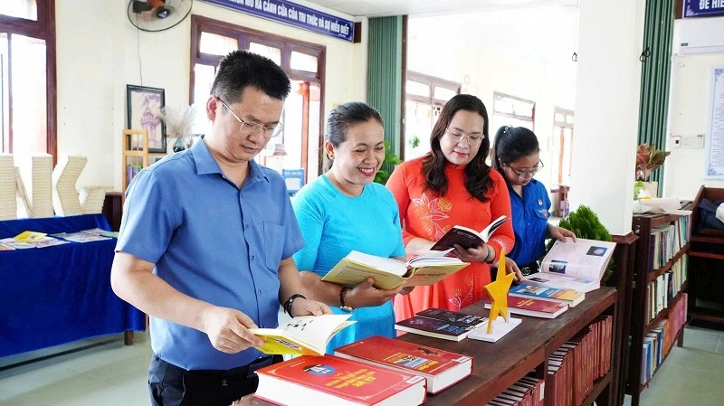 Lãnh đạo xã Tuy Phước tham quan "Thư viện hy vọng".