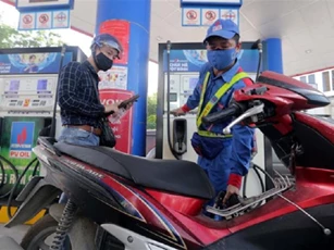 Giá xăng vượt mốc 20.000 đồng/lít