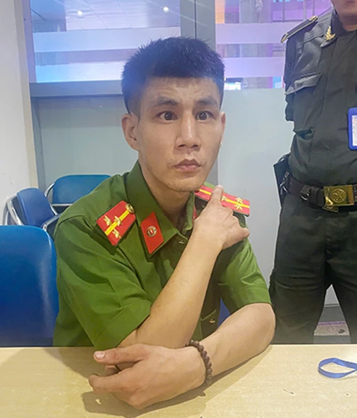 Đối tượng T.Q.H tại phòng Trực ban An ninh hàng không, Cảng HKQT Đà Nẵng. Đối tượng T.Q.H tại phòng Trực ban An ninh hàng không, Cảng HKQT Đà Nẵng.
