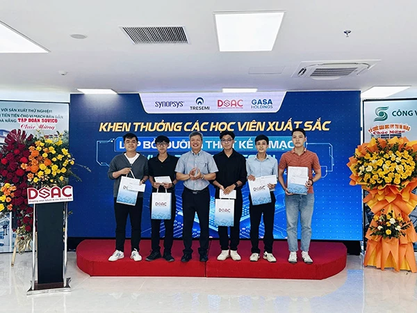 Phó Chủ tịch UBND TP Đà Nẵng Hồ Quang Bửu trao thưởng cho 5 học viên xuất sắc của lớp thiết kế vi mạch VLSI – Physical Design. Phó Chủ tịch UBND TP Đà Nẵng Hồ Quang Bửu trao thưởng cho 5 học viên xuất sắc của lớp thiết kế vi mạch VLSI – Physical Design.