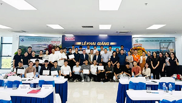 Khai giảng lớp tiếng Anh chuyên ngành giao tiếp chuyên nghiệp và xây dựng thương hiệu cá nhân dành cho sinh viên lĩnh vực bán dẫn. Khai giảng lớp tiếng Anh chuyên ngành giao tiếp chuyên nghiệp và xây dựng thương hiệu cá nhân dành cho sinh viên lĩnh vực bán dẫn.