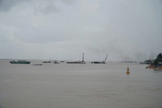 Ảnh 1: Thanh tra tỉnh Vĩnh Long phát hiện hàng loạt sai phạm trong việc cấp và gia hạn giấy phép khai thác mỏ cát.  Ảnh 2: Nhiều doanh nghiệp khai thác cát chây ỳ nghĩa vụ thuế, phí, lệ phí và ký quỹ phục hồi môi trường. 