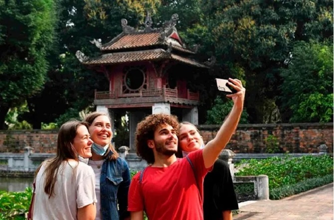 Từ 15/8/2025, miễn thị thực cho công dân 12 nước vào Việt Nam du lịch