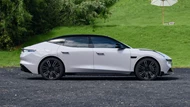 Xe sedan dài hơn 5 mét, công suất 523 mã lực, siêu tiết kiệm xăng, giá hơn 700 triệu đồng