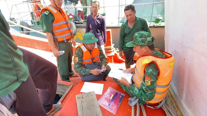 Lực lượng chức năng tăng cường kiểm tra hoạt động khai thác thủy sản của ngư dân trên biển, bảo đảm tuân thủ đúng quy định.