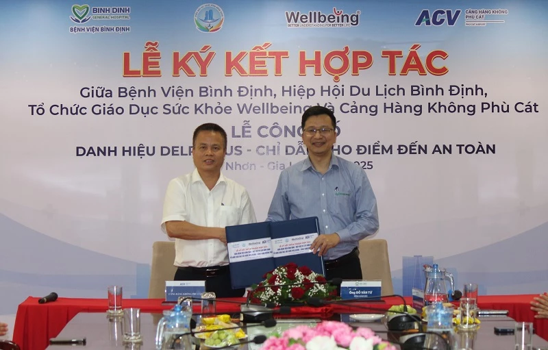 Ông Nguyễn Đức Thuận - Phó Giám đốc Phụ trách Cảng hàng không Phù Cát và ông Đỗ Văn Tứ - Tổng giám đốc Công ty cổ phần Bệnh viện Đa khoa Bình Định, 