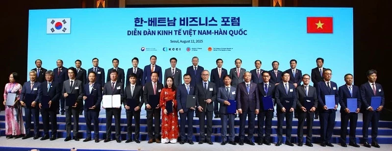 Tổng Bí thư Tô Lâm và Thủ tướng Hàn Quốc Kim Min Seok chứng kiến các đơn vị, doanh nghiệp trao thỏa thuận hợp tác tại Diễn đàn Kinh tế Việt Nam - Hàn Quốc.