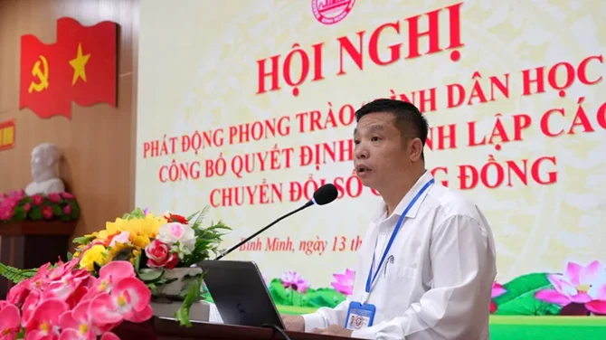 Ông Vũ Mạnh Tuấn - Phó Chủ tịch UBND xã Bình Minh phát động phong trào Bình dân học vụ số tại hội nghị. Ông Vũ Mạnh Tuấn - Phó Chủ tịch UBND xã Bình Minh phát động phong trào Bình dân học vụ số tại hội nghị.