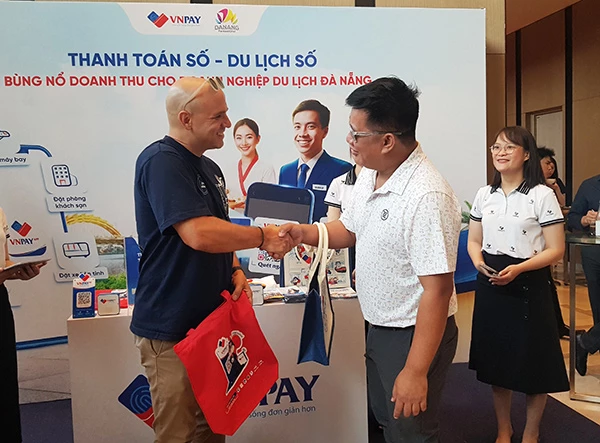 Gồm giải pháp thanh toán trực tuyến trên ứng dụng VNPAY cho phép khách quốc tế đăng ký tài khoản nhanh chóng, an toàn bằng số điện thoại nước ngoài và liên kết trực tiếp thẻ thanh toán quốc tế.