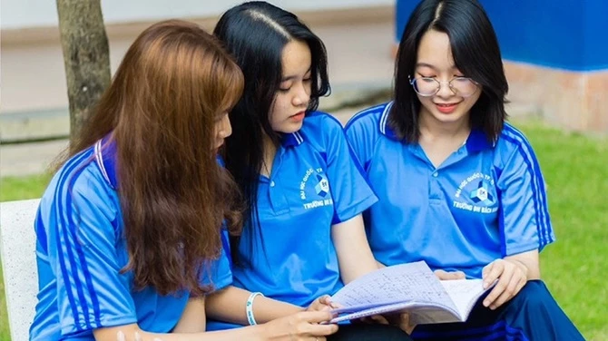 Sinh viên Trường đại học Bách Khoa thuộc Đại học Quốc gia Thành phố Hồ Chí Minh thảo luận sau giờ học trên giảng đường