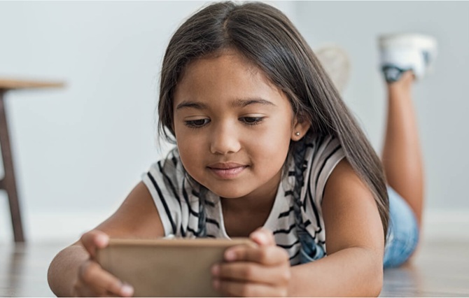 Trẻ xem nhiều điện thoại dễ mắc bệnh tim