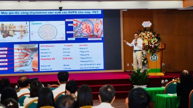 Các chuyên gia trao đổi về áp dụng kỹ thuật mới trong chẩn đoán, điều trị ung thư. Các chuyên gia trao đổi về áp dụng kỹ thuật mới trong chẩn đoán, điều trị ung thư.