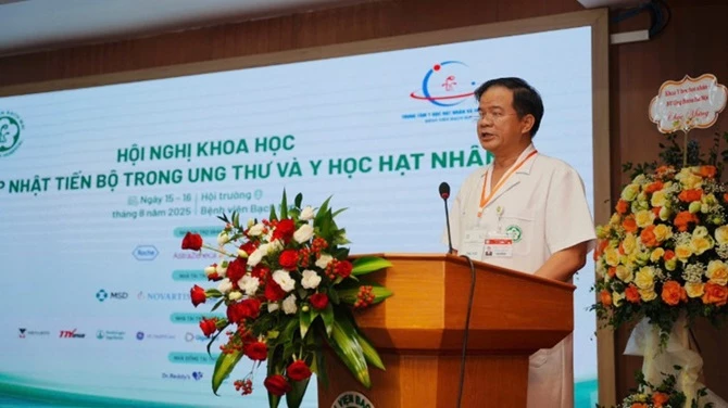 Phó Giáo sư, Tiến sĩ Đào Xuân Cơ phát biểu tại hội nghị Phó Giáo sư, Tiến sĩ Đào Xuân Cơ phát biểu tại hội nghị