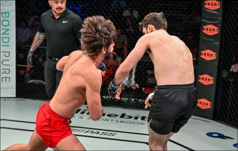 CLIP: Võ sĩ Ukraine tung loạt 6 cú đấm cực mạnh khiến đối thủ ngã gục