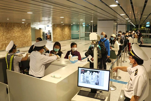 CDC Đà Nẵng đang tăng cường công tác kiểm dịch y tế và truyền thông và dịch bệnh Chikungunya tại các cửa khẩu. CDC Đà Nẵng đang tăng cường công tác kiểm dịch y tế và truyền thông và dịch bệnh Chikungunya tại các cửa khẩu.