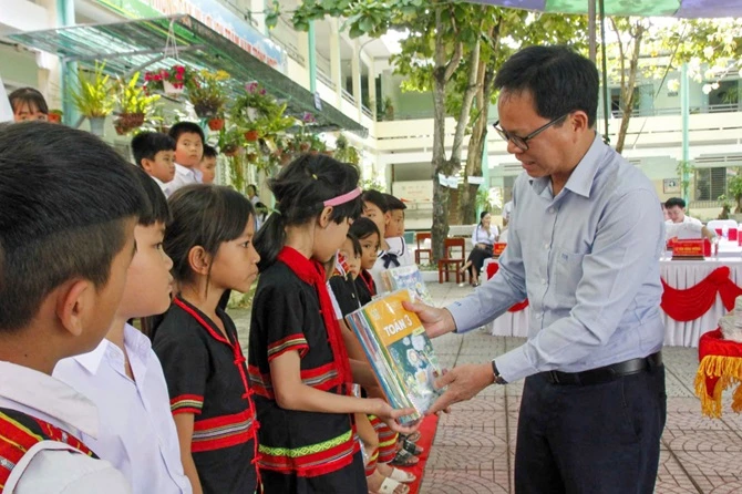 Ông Nguyễn Văn Hội - Thành viên HĐQT BSR trao tặng sách mới cho các em học sinh trước thềm năm học mới. Ông Nguyễn Văn Hội - Thành viên HĐQT BSR trao tặng sách mới cho các em học sinh trước thềm năm học mới.