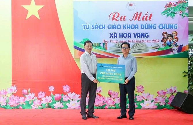 Phó Chủ tịch UBND xã Hòa Vang Hồ Tăng Phúc (bên trái) tiếp nhận biển tượng trưng tài trợ từ ông Nguyễn Văn Hội - Thành viên HĐQT BSR đại diện trao tặng Phó Chủ tịch UBND xã Hòa Vang Hồ Tăng Phúc (bên trái) tiếp nhận biển tượng trưng tài trợ từ ông Nguyễn Văn Hội - Thành viên HĐQT BSR đại diện trao tặng