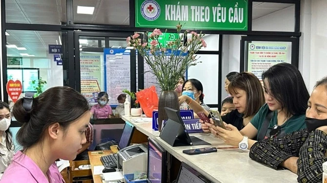 Người bệnh thao tác thanh toán không sử dụng tiền mặt tại Bệnh viện đa khoa Nông nghiệp. Người bệnh thao tác thanh toán không sử dụng tiền mặt tại Bệnh viện đa khoa Nông nghiệp.
