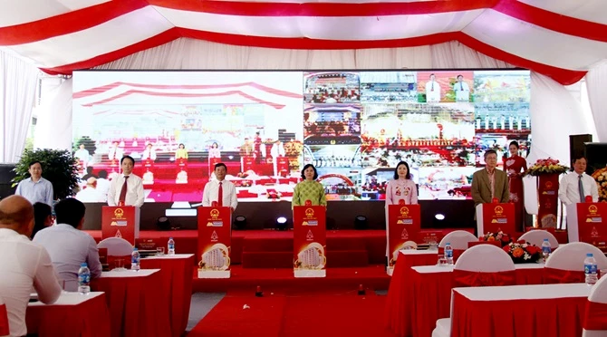 Các đại biểu thực hiện nghi lễ khánh thành Tòa nhà T1, T2 Dự án Khu nhà ở xã hội Quế Võ Hillview Các đại biểu thực hiện nghi lễ khánh thành Tòa nhà T1, T2 Dự án Khu nhà ở xã hội Quế Võ Hillview