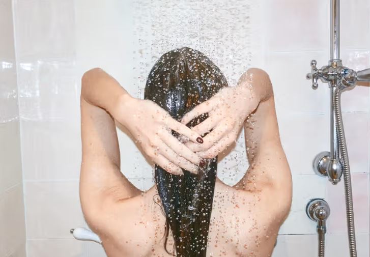 Nên tắm buổi sáng hay buổi tối? Chuyên gia vi sinh tiết lộ đáp án bất ngờ