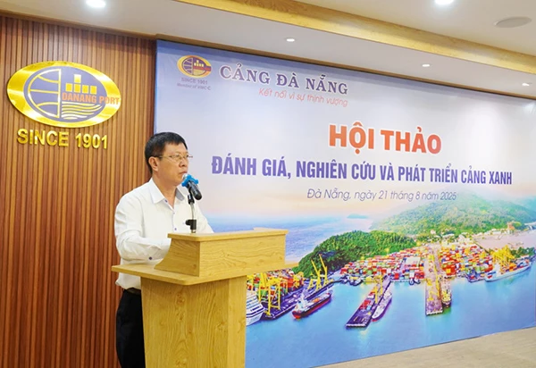 Phó Tổng giám đốc Cảng Đà Nẵng Lê Quảng Đức phát biểu tại hội thảo. 