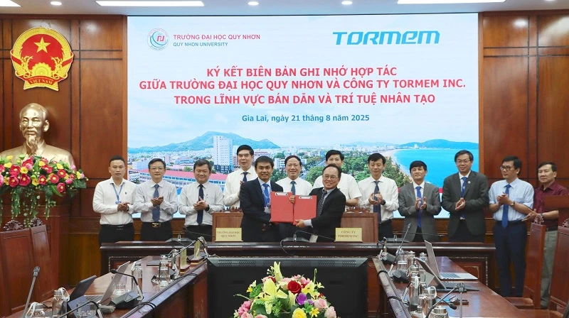 PGS.TS.Đoàn Đức Tùng - Hiệu trưởng Trường Đại học Quy Nhơn (bên trái) và ông Nguyễn An Thạo - Nhà sáng lập kiêm Giám đốc điều hành Công ty TORmem ký kết thỏa thuận hợp tác.