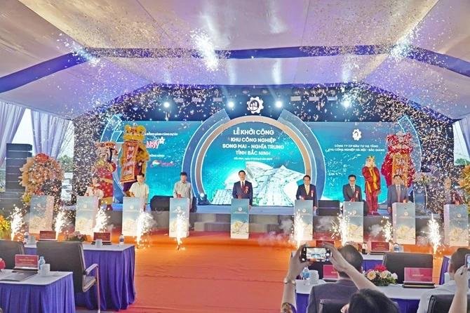 Các đại biểu nhấn nút khởi công dự án Các đại biểu nhấn nút khởi công dự án