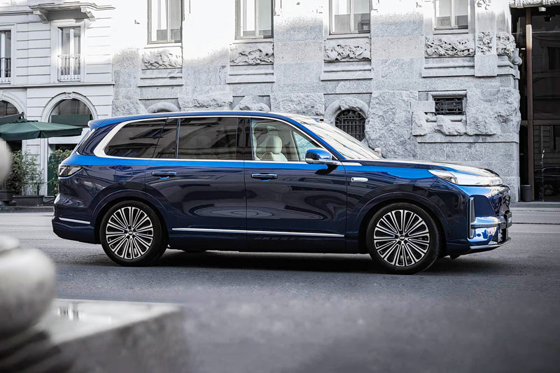 SUV dài hơn 5,2 mét, nội thất sang chảnh, công suất 882 mã lực, giá hơn 700 triệu đồng