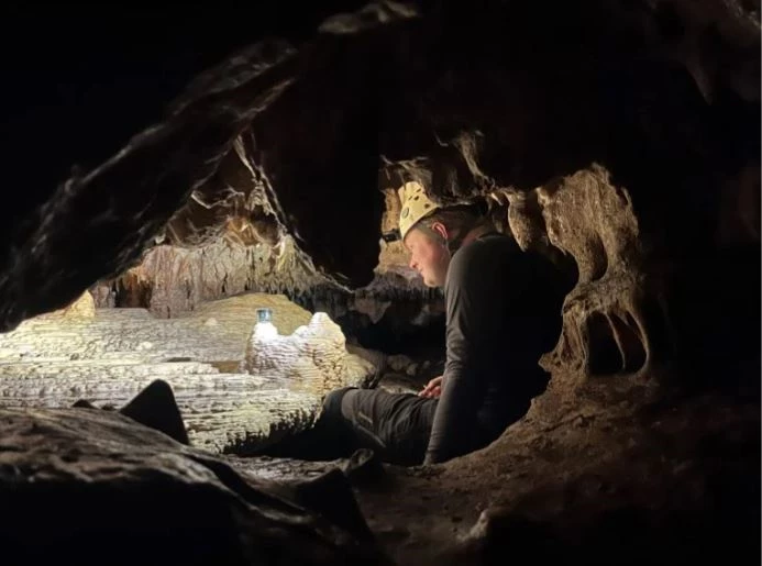 Daniel H. James lắp đặt thiết bị theo dõi tốc độ nhỏ giọt trên một phiến đá ở Grutas Tzabnah (Yucatán, Mexico) như một phần của chiến dịch giám sát hang động rộng lớn hơn. Ảnh: Sebastian Breitenbach
