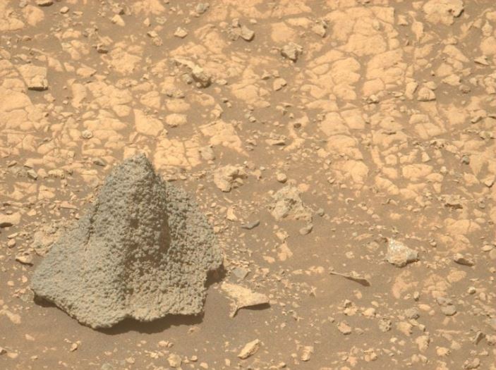 NASA phát hiện khối đá hình mũ sắt và những gợn sóng cát khổng lồ bí ẩn trên sao Hỏa