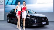 'Kẻ ngáng đường' Toyota Camry trình làng: Động cơ hybrid, giá hơn 1,2 tỷ đồng