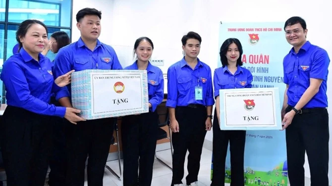 Trao quà động viên các đội hình thanh niên tình nguyện chuyển đổi số, hỗ trợ chính quyền hai cấp tại Thủ đô Hà Nội Trao quà động viên các đội hình thanh niên tình nguyện chuyển đổi số, hỗ trợ chính quyền hai cấp tại Thủ đô Hà Nội