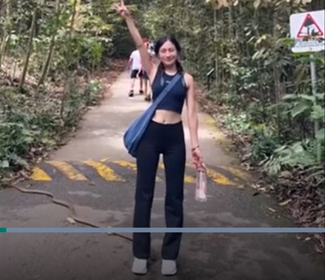 CLIP: Mải chụp ảnh, cô gái không hay biết rắn hổ chúa bò qua chân