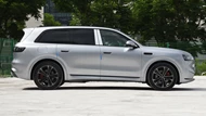 SUV hạng sang dài gần 5,2 mét, công suất 519 mã lực, trang bị hiện đại, giá hơn 1,3 tỷ