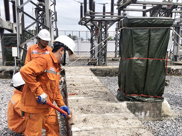 Ngành điện miền Trung khẩn cấp ứng phó bão số 5