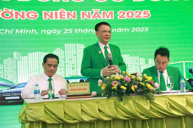 Ông Hồ Huy - Chủ tịch HĐQT Tập đoàn Mai Linh, chia sẻ với cổ đông.