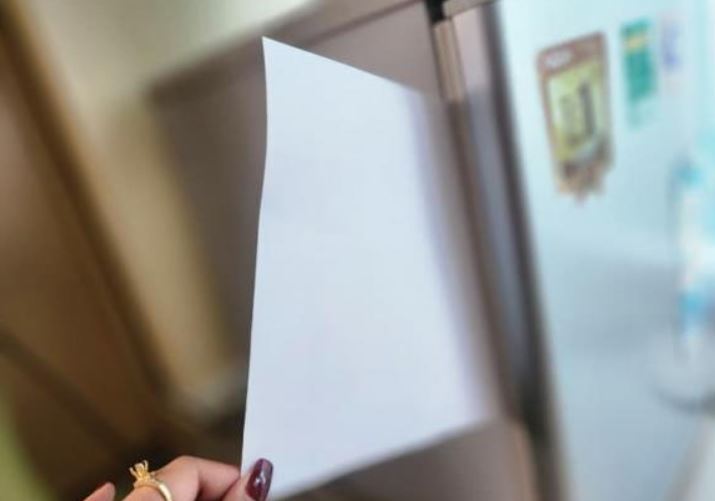 Đặt tờ giấy vào cửa tủ lạnh - cách kiểm tra đơn giản giúp tiết kiệm điện hiệu quả