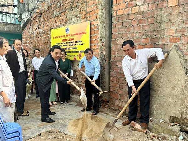 Điện lực Đà Nẵng hỗ trợ xoá nhà tạm cho gia đình ông Đỗ Đức Thành (trú tại 282/12 Trưng Nữ Vương).