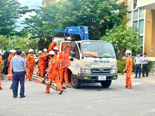 Hơn 200 người hỗ trợ Hà Tĩnh khắc phục lưới điện sau bão số 5