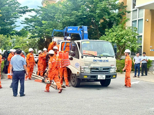 Các kỹ sư, công nhân thuộc EVNCPC khẩn trương lên đường hỗ trợ Hà Tĩnh khắc phục lưới điện sau bão số 5. Các kỹ sư, công nhân thuộc EVNCPC khẩn trương lên đường hỗ trợ Hà Tĩnh khắc phục lưới điện sau bão số 5.