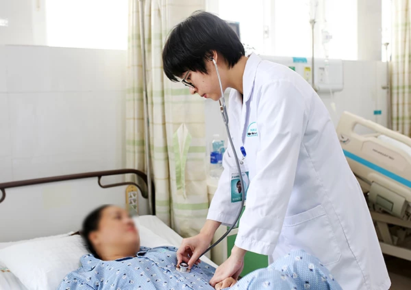 Ths. BS. Nguyễn Thị Huyền My thăm khám cho chị V trước khi xuất viện. Ths. BS. Nguyễn Thị Huyền My thăm khám cho chị V trước khi xuất viện.