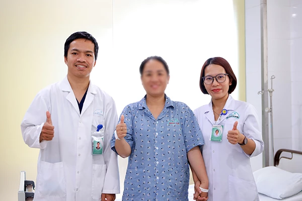 Chị V vui mừng, chụp ảnh kỷ niệm cùng các bác sĩ trước khi xuất viện. Chị V vui mừng, chụp ảnh kỷ niệm cùng các bác sĩ trước khi xuất viện.
