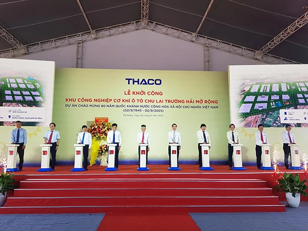 Nhấn nút khởi công KCN Cơ khí ô tô Chu Lai Trường Hải mở rộng. Nhấn nút khởi công KCN Cơ khí ô tô Chu Lai Trường Hải mở rộng.
