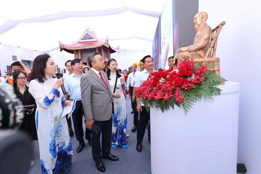 (Chủ tịch Trần Sỹ Thanh ngắm nhìn tác phẩm: Bác Hồ cùng báo Nhân Dân được đúc bằng đồng nguyên khối của tác giả Nguyễn Thanh Tuấn, làng nghề đúc đồng Ngũ Xã) (Chủ tịch Trần Sỹ Thanh ngắm nhìn tác phẩm: Bác Hồ cùng báo Nhân Dân được đúc bằng đồng nguyên khối của tác giả Nguyễn Thanh Tuấn, làng nghề đúc đồng Ngũ Xã)
