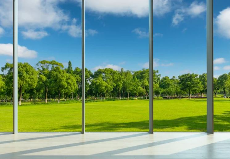 Vì sao ánh sáng có thể xuyên qua kính?